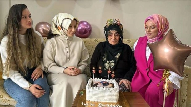 93 yaşına giren Sakine nine, ilk kez doğum günü kutladı!