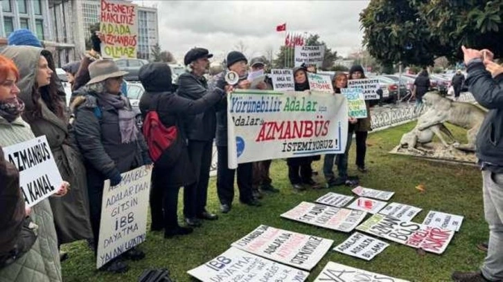 Ada halkından İBB binası önünde "azmanbüs" eylemi