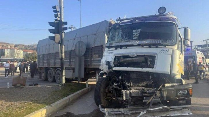 Afyonkarahisar'da bir tır, tur otobüsüne çarptı: 5 yaralı