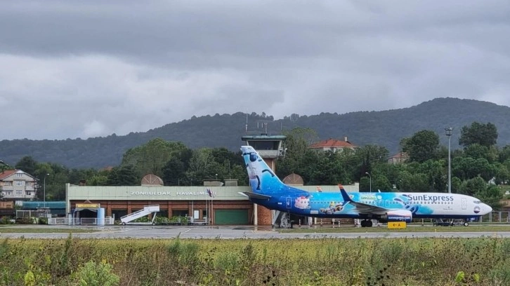 Almanya'dan Zonguldak'a gelen yolcu uçağına yıldırım düştü