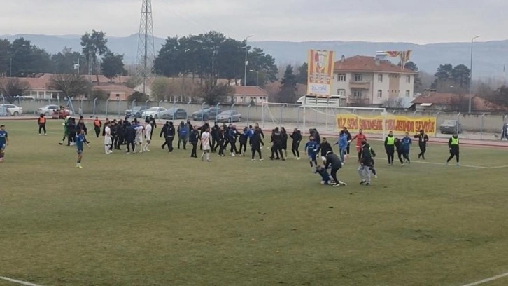 Amatör maçta saha karıştı, polisler güçlükle ayırdı