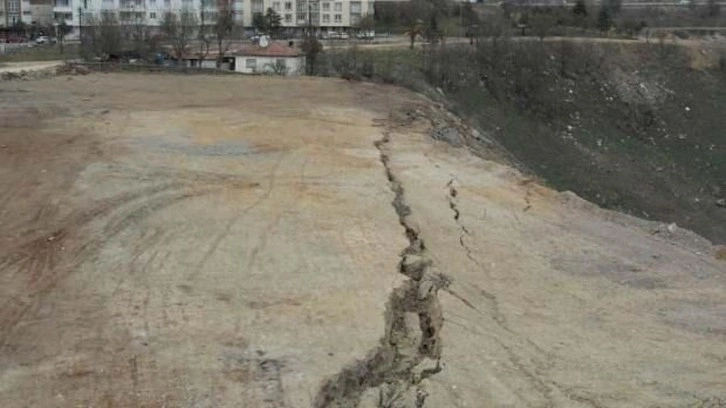 Ankara'daki deprem sonrası yeni yarıklar oluştu: Mahalleli tedirgin!