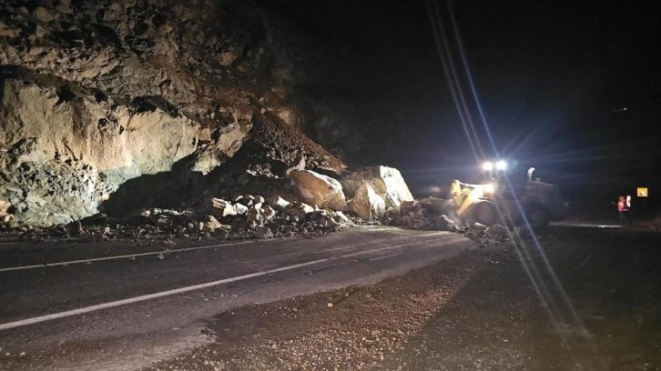 Artvin'de gece meydana gelen heyelan karayolunu ulaşıma kapattı