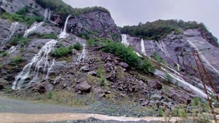 Artvin'de sağanak hayatı olumsuz etkiledi! Bazı köy yolları ulaşıma kapandı