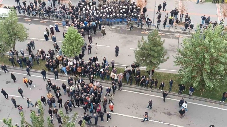 Batman’da polise taş atan gruba müdahale