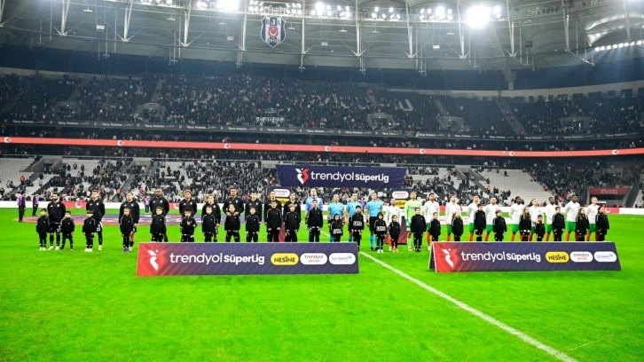 Beşiktaş tribünlerinden Hasan Arat'a tepki! "Paralar nerede?"