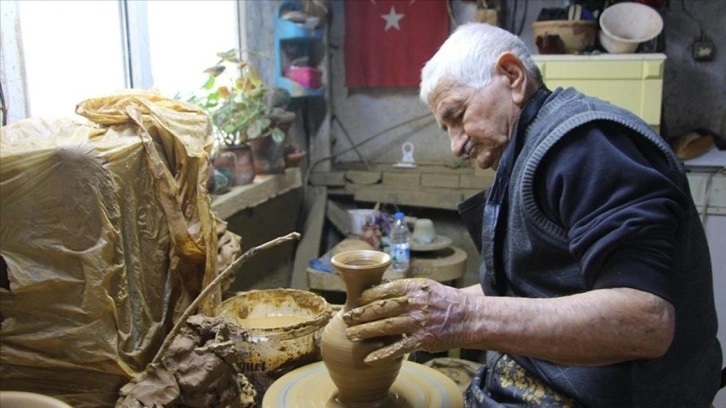 Bilecikli Osman usta 84 yılını geçirdiği çömlekçi çarkına veda etti