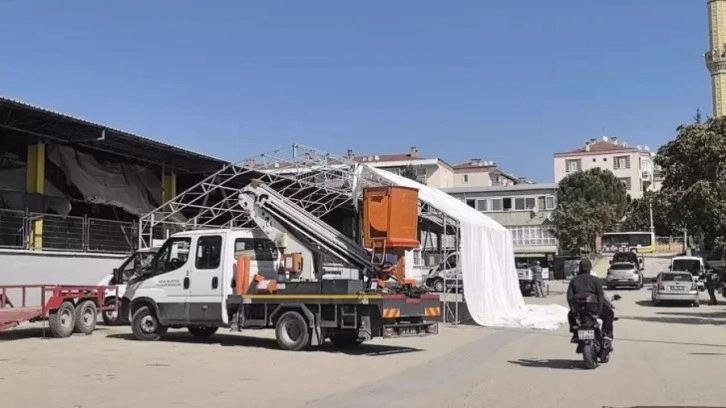 Branda kurarken 5 metreden düşen işçi, ağır yaralandı