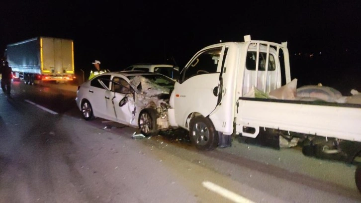 Bursa'da 3 aracın karıştığı kaza! Polis memuru çift yaralı