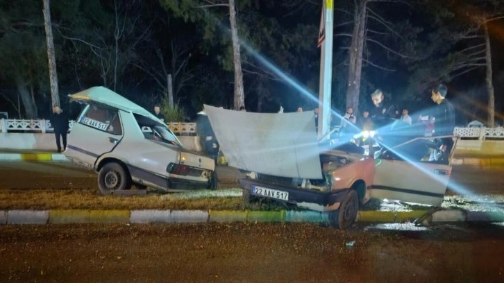 Edirne'de arabayı ortadan ikiye bölen kaza! 2 kişi ağır yaralı