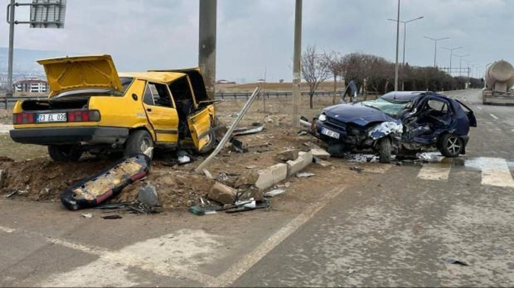 Elazığ'da 3 aracın karıştığı kaza; 1'i ağır, 3 yaralı