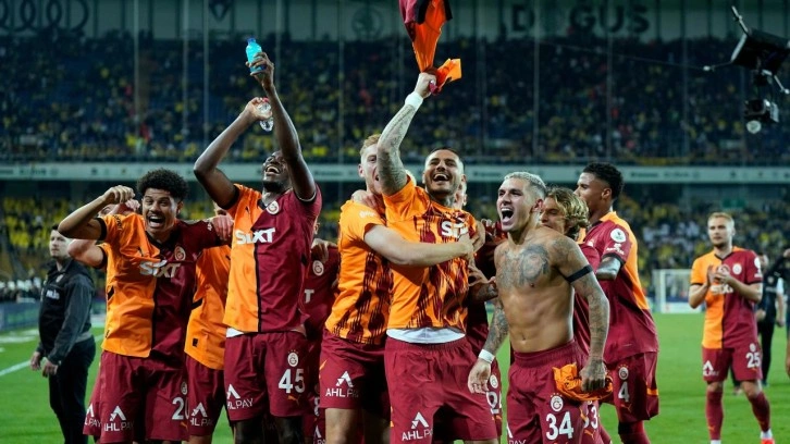 Galatasaraylı futbolcular derbi galibiyetini taraftarıyla kutladı