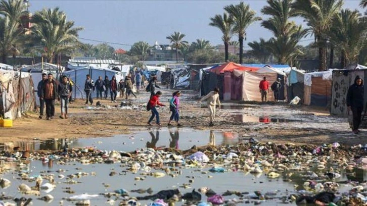 Gazze’de yaşam mücadelesi... Çadırlar sular altında kaldı!