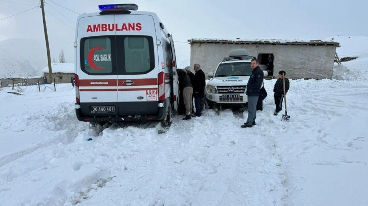 Karlı dağlar aşıldı! Yaşlı kadın hastaneye ulaştırıldı