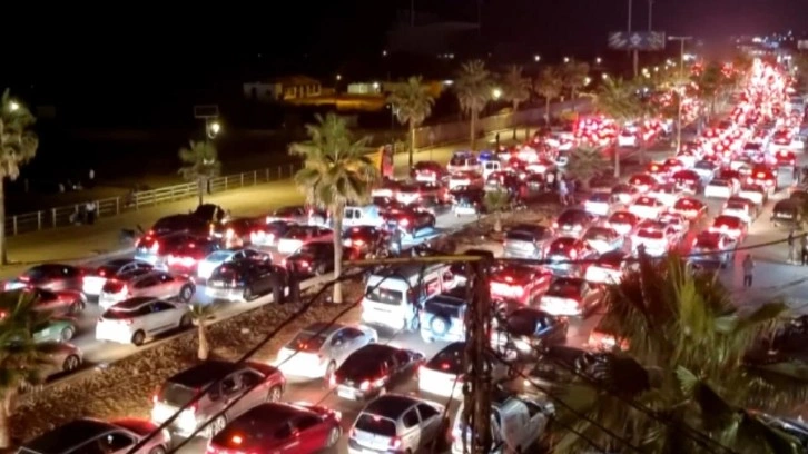 Lübnan'ın güneyinden kuzeyine kaçış sürerken binlerce araç saatlerdir trafikte bekliyor