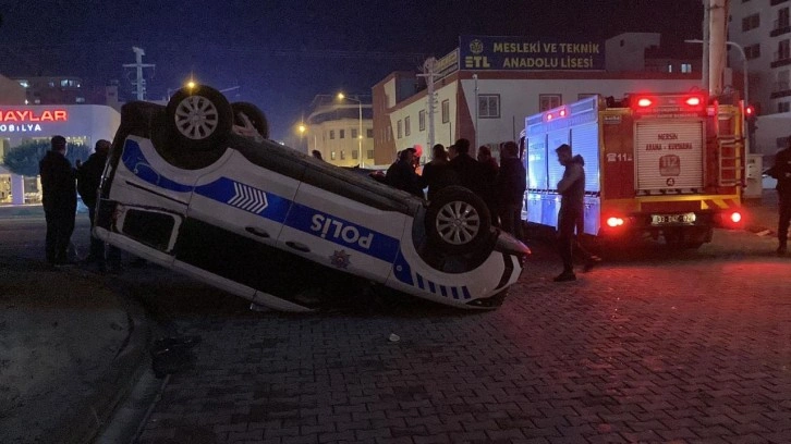 Mersin'de otomobilin çarptığı polis aracı ters döndü