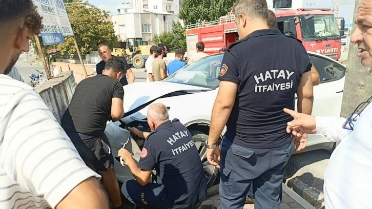 Otomobil ile polis aracı çarpıştı; 3'ü polis, 5 yaralı