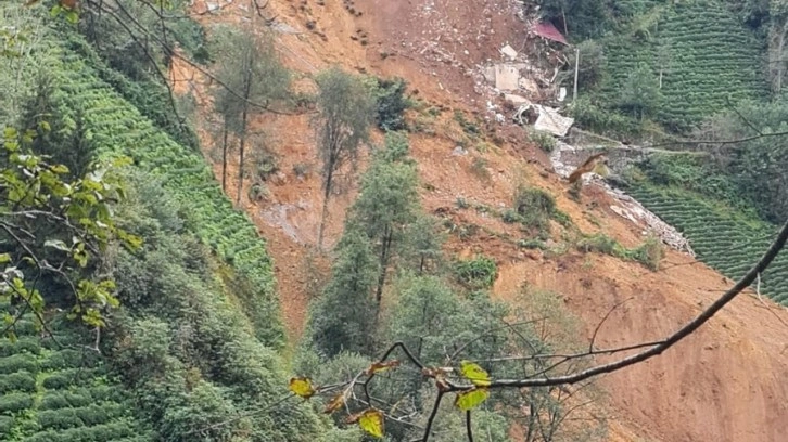 Rize'de heyelan; 2 ev toprak altında kaldı