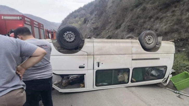 Sakarya'da feci kaza! Minibüs takla attı