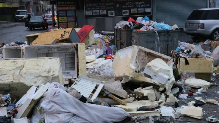 Şehirde çöp dağları oluştu! Her yeri koku sardı! Vatandaş isyan etti: Bıktık, bıktık...