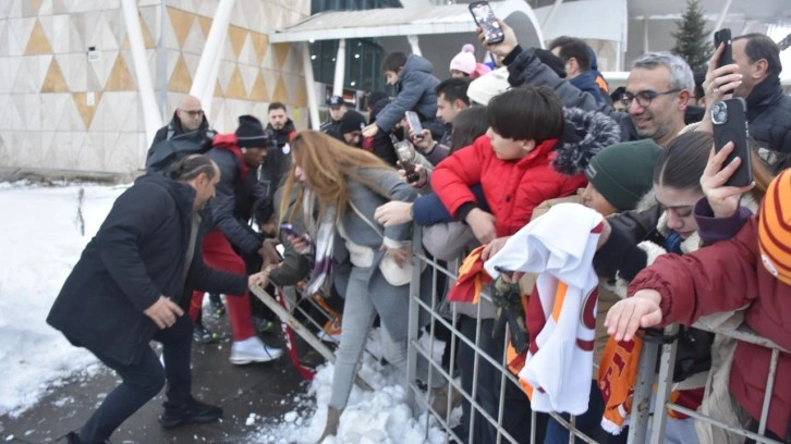 Sivas'ta ilginç anlar! Taraftar az kalsın Osimhen'i sakatlıyordu