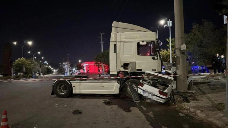 Tır, işçi servisi ve otomobile çarparak durabildi: 13 yaralı