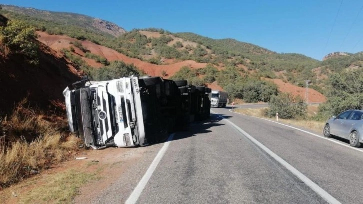 Tunceli'de tır devrildi: 1 yaralı