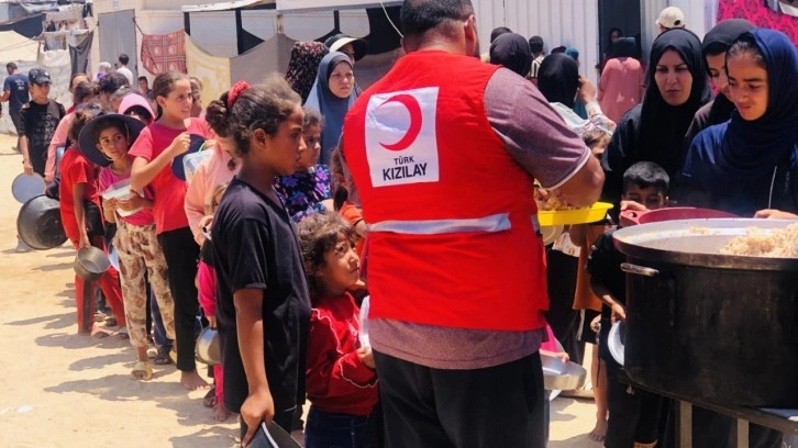 Türk Kızılay Gazze'nin yaralarını sarmaya devam ediyor: 20 bin kişilik gıda kolisi