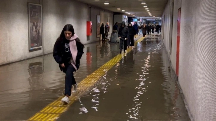 Ulubatlı Metro istasyonunu su bastı: Vatandaşlar yürümekte zorlandı