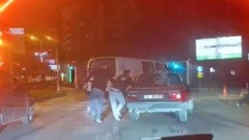 Adana’da otomobilin önünü kesen 6 kişi, 2 kişiyi darbetti