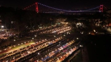 Boğaziçi Üniversitesi'nde iftar programı! Binlerce öğrenci saf tutup namaz kıldı