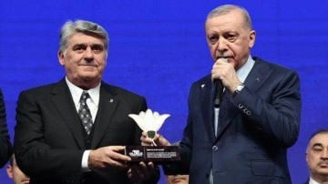 Cumhurbaşkanı Erdoğan'dan Beşiktaş Başkanı Adalı'ya plaket!