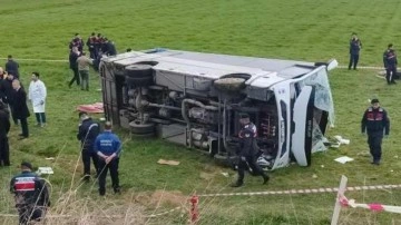 Denizli'de öğrencileri taşıyan servis midibüsü devrildi: 2 ölü, 26 yaralı