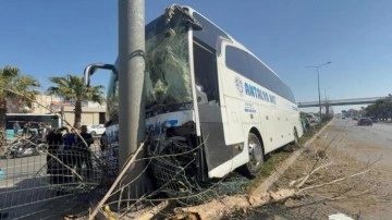 Direksiyonu kilitlenen yolcu otobüsü refüje çıktı