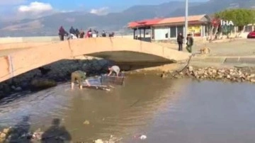 Evden getirdikleri perdeyle kanalda balık yakaladılar