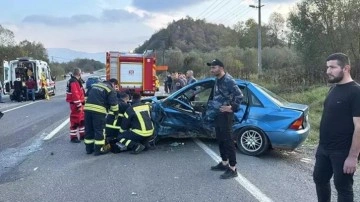 Hafif ticari araçla otomobil çarpıştı: 2'si çocuk, 7 yaralı!