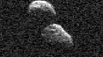 Kardan adam şeklindeki asteroid Dünya'nın yakınından geçti!