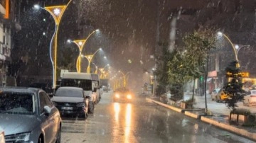 Kış erken geldi, şehir beyaza büründü! Lapa lapa kar yağdı