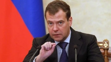 Medvedev: Harris'in işi bitti, hedeflerimize ulaşacağız