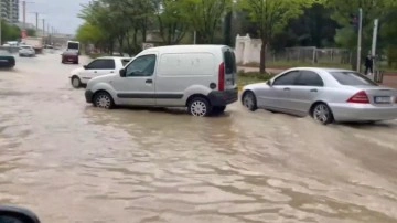 Sağanak sonrası Elazığ'ın caddeleri göle döndü