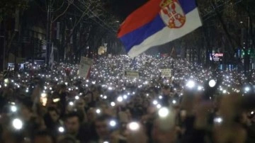 Sırbistan'da tarihinin en kalabalık protestosu! Yüz binler sokağa döküldü!