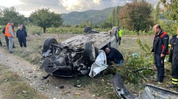 Tarlaya uçan otomobildeki kadın öldü, eşi ile 7 aylık oğlu yaralandı