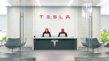 Tesla, &#8216;Hastayım' diye işe gelmeyenlerin evine baskın düzenliyor!