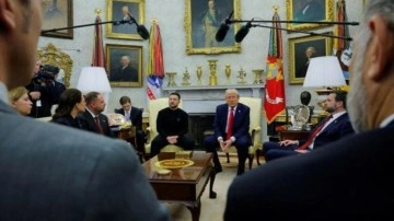 Trump konuşurken fark edildi! Rus muhabiri Oval Ovis'e gizlice girdi