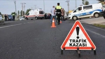 Yol kenarında satış yapan kadına araba çarptı